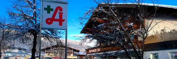 Apotheke Altenmarkt - Pylon mit Nirorahmen Apotheke Altenmarkt - Pylon mit Nirorahmen