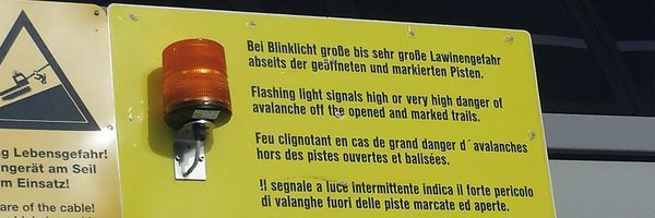Liftgemeinschaft Obertauern Hinweisschild mit Blinklicht Liftgemeinschaft Obertauern Hinweisschild mit Blinklicht