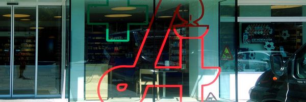 Apotheke Altenmarkt - Schaufensterbeschriftung mit geplotteter gegossener Hochleistungsfolie Apotheke Altenmarkt - Schaufensterbeschriftung mit geplotteter gegossener Hochleistungsfolie