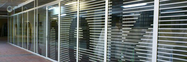 HTBLAuVA Salzburg - Leitsystem und Auflaufschutz auf Glaswand mit Folien HTBLAuVA Salzburg - Leitsystem und Auflaufschutz auf Glaswand mit Folien