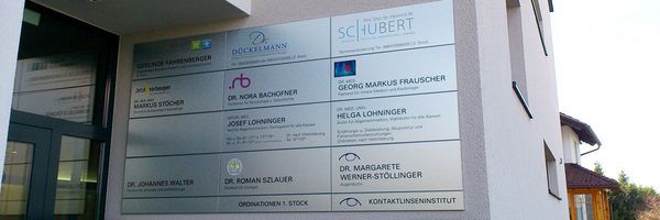 Apotheke Hof - Leitsystem beschriftete gebuerstete Edelstahltafeln Apotheke Hof - Leitsystem beschriftete gebuerstete Edelstahltafeln