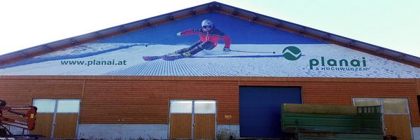 Bergbahnen Planai - Vinylplane mit Ösen auf Haus befestigt Bergbahnen Planai - Vinylplane mit Ösen auf Haus befestigt