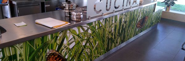 Kindergarten Kaprun - Thekenrueckwand mit Digitaldruck mit mattem Schutzlaminat beklebt Kindergarten Kaprun - Thekenrueckwand mit Digitaldruck mit mattem Schutzlaminat beklebt