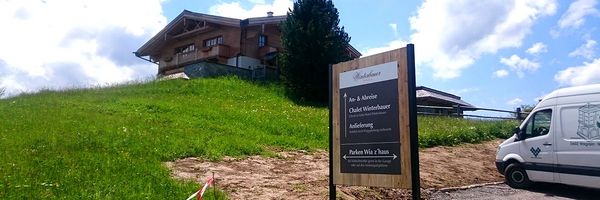 Geisler & Trimmel - Winterbauer Altenmarkt - Leitsystem Steher mit Rahmen und bedruckter Tafel Geisler & Trimmel - Winterbauer Altenmarkt - Leitsystem Steher mit Rahmen und bedruckter Tafel