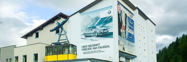 BMW Obertauern - Spannrahmen mit jaehrlich wechselnder Netzplane BMW Obertauern - Spannrahmen mit jaehrlich wechselnder Netzplane