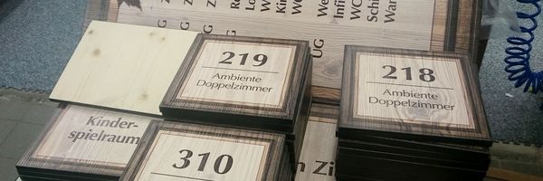 Geisler & Trimmel - Winterbauer Hotel Altenmarkt - Leitsystem gebuerstete 3-Schichtholzplatten direkt bedruckt Geisler & Trimmel - Winterbauer Hotel Altenmarkt - Leitsystem gebuerstete 3-Schichtholzplatten direkt bedruckt