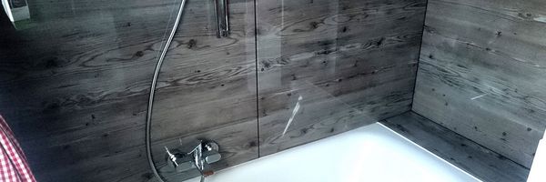 Weissofner Glas - Badewanne mit direkt von hinten bedruckten Glas verkleidet Weissofner Glas - Badewanne mit direkt von hinten bedruckten Glas verkleidet