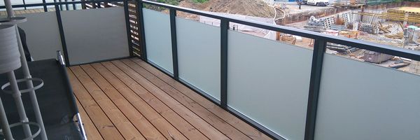 Sichtschutz mit Satinatiofolie auf Balkonverglasung Sichtschutz mit Satinatiofolie auf Balkonverglasung