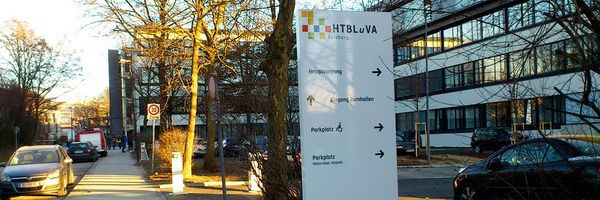HTBLAuVA Salzburg - Leitsystem Steher mit bedruckter Tafel HTBLAuVA Salzburg - Leitsystem Steher mit bedruckter Tafel