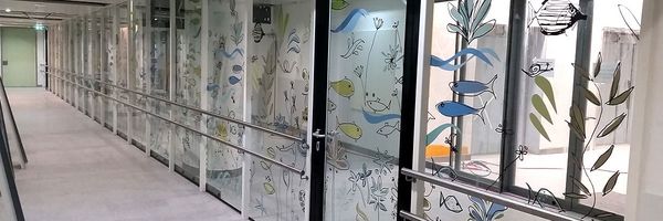 Molitor - Tiroler-Landeskrankenhaus - 100 Laufmeter Glaeser direkt bedruckt - partieller Druck von beiden Seiten sichtbar Molitor - Tiroler-Landeskrankenhaus - 100 Laufmeter Glaeser direkt bedruckt - partieller Druck von beiden Seiten sichtbar