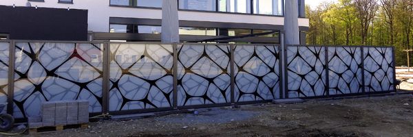 Meissl Schirm Pfarrwerfen - Sichtschutzglaeser direkt bedruckt mit lassierendem Weissdruck Meissl Schirm Pfarrwerfen - Sichtschutzglaeser direkt bedruckt mit lassierendem Weissdruck