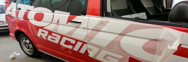 Atomic - VW-Bus Vollfolierung mit gegossener roter Wrappingfolie, Beschriftung mit weisser Hochleistungsfolie (6) Atomic - VW-Bus Vollfolierung mit gegossener roter Wrappingfolie, Beschriftung mit weisser Hochleistungsfolie (6)