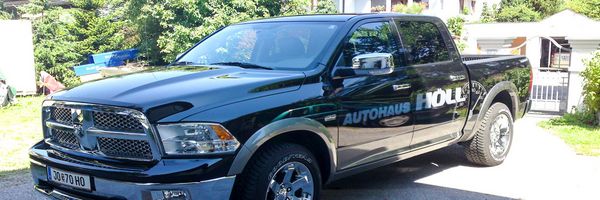 Autohaus Hoell Flachau - Dodge Ram Beschriftung mit gegossener weißer Hochleistungsfolie Autohaus Hoell Flachau - Dodge Ram Beschriftung mit gegossener weißer Hochleistungsfolie