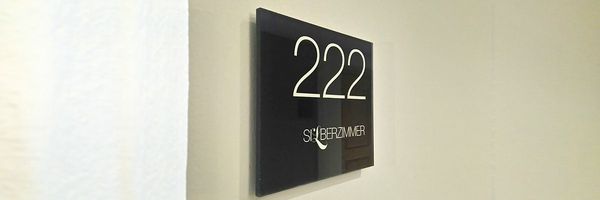 Seekarhaus Obertauern - Leitsystem mit Plexischildern von hinten direkt bedruckt und mit Distanz montiert Seekarhaus Obertauern - Leitsystem mit Plexischildern von hinten direkt bedruckt und mit Distanz montiert